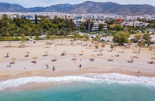 Η παραλία της Γλυφάδας μεταμορφώθηκε - Καθαριότητα, οι ομπρέλες αραιά και νέα άμμος για το καλοκαίρι με κορωνοϊό