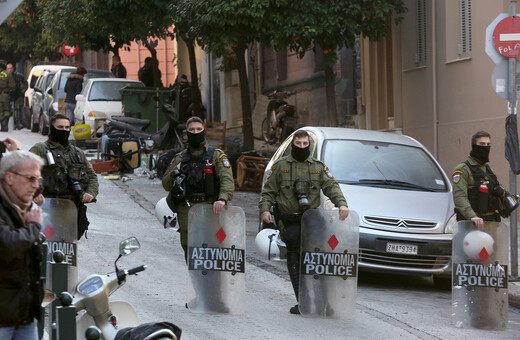 Κουκάκι: «Είδα άνδρα των ΜΑΤ να έχει πατήσει το κεφάλι του γιου μου στο πάτωμα»