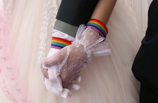 Γάμο ομόφυλων ζευγαριών και τεκνοθεσία προτείνει ο ΣΥΡΙΖΑ-ΠΣ