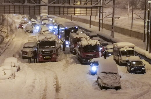 Αμέτρητοι οδηγοί πέρασαν τη νύχτα στους χιονισμένους δρόμους: Συνεχίζονται οι επιχειρήσεις απεγκλωβισμού