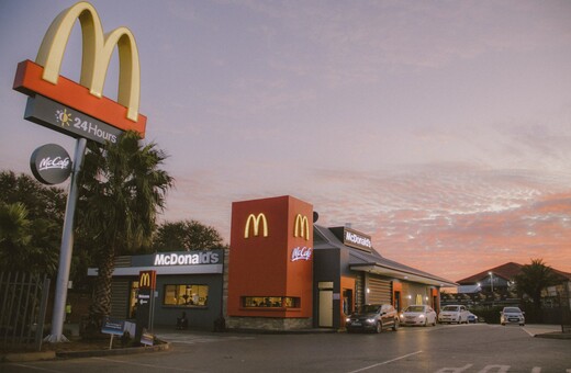 Ρωσία: H McDonald's κλείνει «προσωρινά» τα 850 καταστήματα που διαθέτει στη χώρα