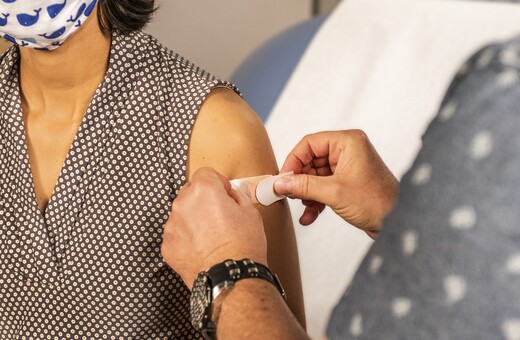 Μόσιαλος: Η πανδημία θα σταματήσει με εμβόλια που θα εμποδίζουν τη διασπορά του ιού