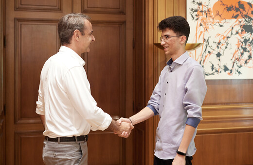 Με τον πρωθυπουργό συναντήθηκε ο αριστούχος μαθητής από το Ιράν – «Έλληνες είναι αυτοί που μετέχουν της ημετέρας παιδείας»