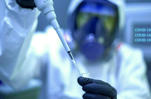 Μόσιαλος: Από Οκτώβριο τα νέα εμβόλια για τις μεταλλάξεις Όμικρον 4 και 5