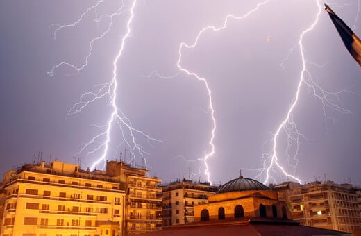 Αστραπές φωτίζουν τον ουρανό