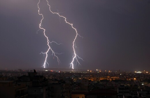 Η κακοκαιρία έφερε αστραπές πάνω από πόλη