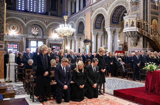 Μνημόσυνο τέως βασιλιά Κωνσταντίνου: Γονάτισαν τα παιδιά του- Εικόνες από την Μητρόπολη Αθηνών