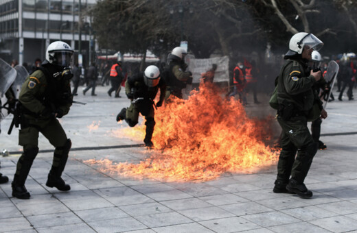 Φωτορεπόρτερ καταγγέλλει τραυματισμό από χειροβομβίδες κρότου- λάμψης αστυνομικών