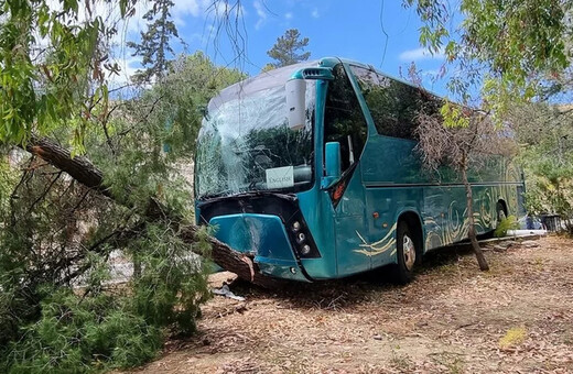 Τροχαίο ατύχημα με σχολικό λεωφορείο στην Αίγινα- Τρεις μαθητές στο νοσοκομείο