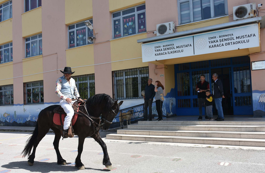 Εκλογές Τουρκία: Οι περίεργες εμφανίσεις σε εκλογικά κέντρα-Από άλογα σε παραδοσιακές φορεσιές 