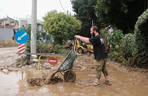 Κακοκαιρία - Μεγάλες ζημιές και συναγερμός από το 112: Πλημμύρισαν δρόμοι και καταστήματα 