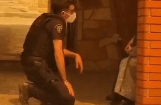 Φωτιά στην Μάνδρα: Αστυνομικοί προσπαθούν να πείσουν μοναχές να εγκαταλείψουν το μοναστήρι τους