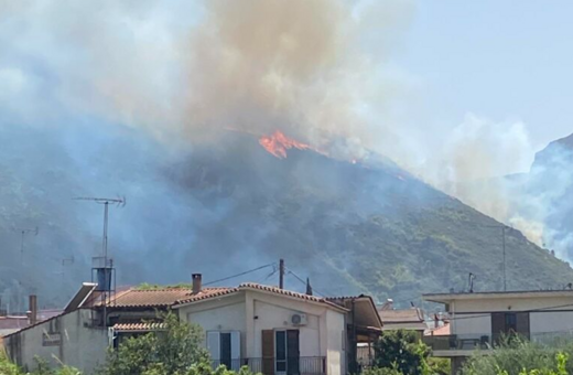 Φωτιά στο Δερβενάκι Αιγίου: Κοντά σε σπίτια- Έκλεισε η παλιά εθνική οδός