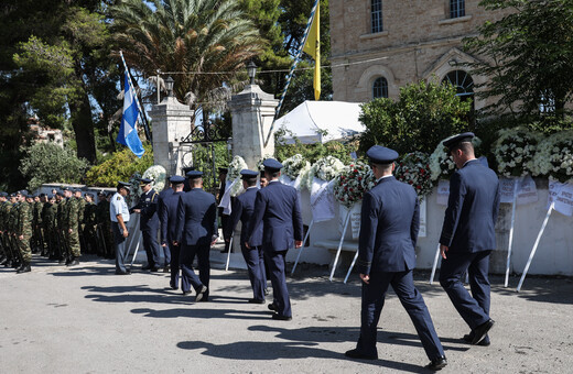 Κηδεία Χρήστου Μουλά: Το «τελευταίο αντίο» στο σμηναγό που σκοτώθηκε στην Κάρυστο