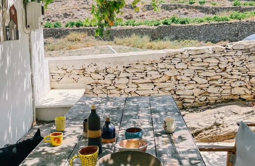 Ένα λιτό εξοχικό σε έναν οικισμό της Σύρου