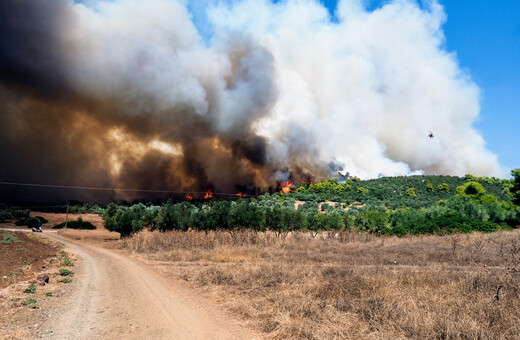 Φωτιές: Σε πύρινο κλοιό η χώρα- Εκκενώσεις χωριών και ένας νεκρός