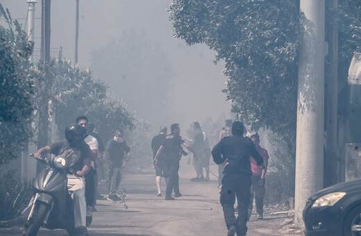 Φωτιά στην Πάρνηθα: Κόσμος τρέχει να σωθεί από τις φλόγες - Νέες αναζωπυρώσεις