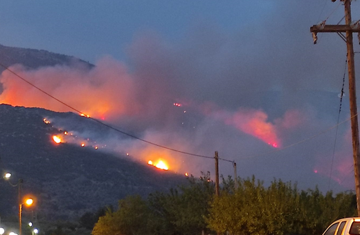 Φωτιά στη Βοιωτία: Μηνύματα από το 112 για εκκενώσεις