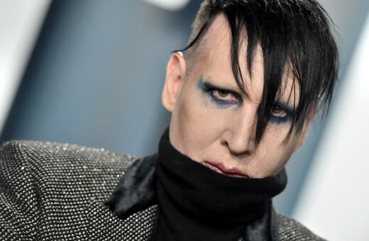 Marilyn Manson: Πρόστιμο επειδή φύσηξε τη μύτη του πάνω σε μία καμεραγούμαν