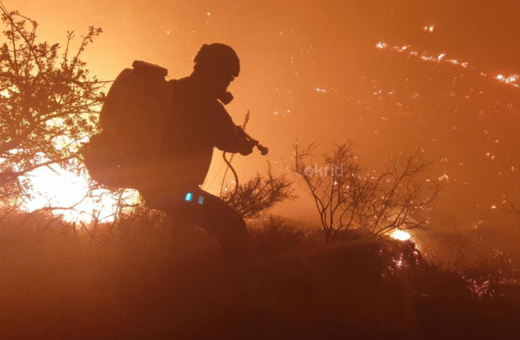 Ολονύχτια μάχη με τις φλόγες στο Ηράκλειο- Σε εξέλιξη η φωτιά