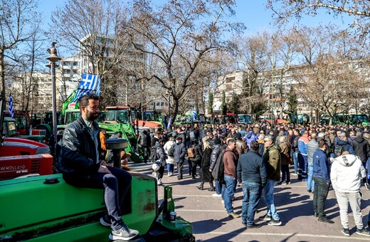 Λάρισα: Με τρακτέρ και μηχανήματα στο κέντρο της πόλης οι αγρότες