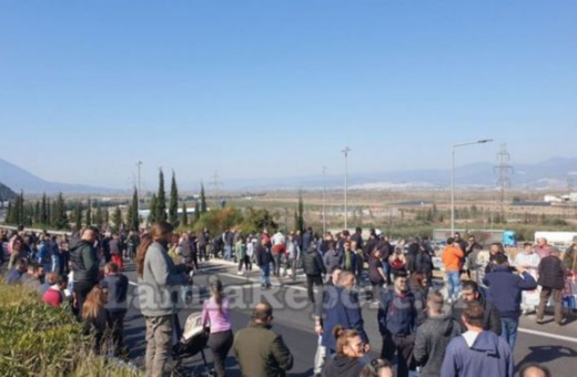 Αγρότες: Στα δύο κομμένη η χώρα - Εκατοντάδες οχήματα εγκλωβισμένα σε μπλόκο 