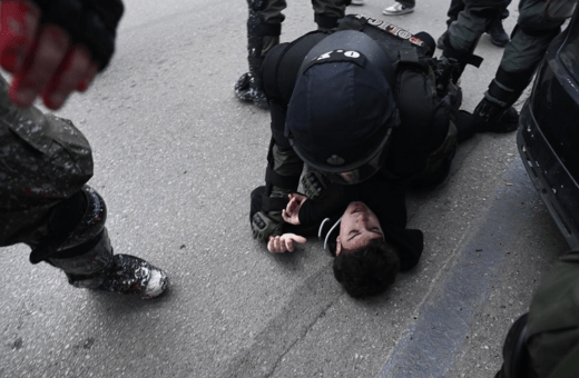 Η στιγμή που αστυνομικός χτυπά τον νεαρό Παναγιώτη στον δρόμο στο συλλαλητήριο για τα Τέμπη