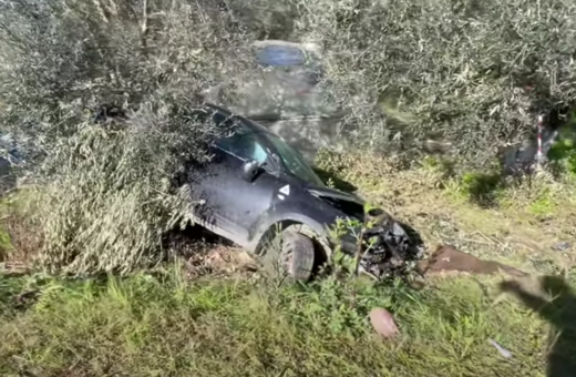 Τροχαίο στην Αμφιλοχία: Αυτοκίνητο εκτρέπεται της πορείας του και παρασύρει ό,τι βρίσκει μπροστά του