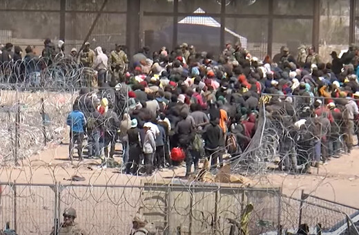 ΗΠΑ: Άγρια σκηνή στα σύνορα με το Μεξικό - 100 μετανάστες εισέβαλαν σπρώχνοντας τους φρουρούς