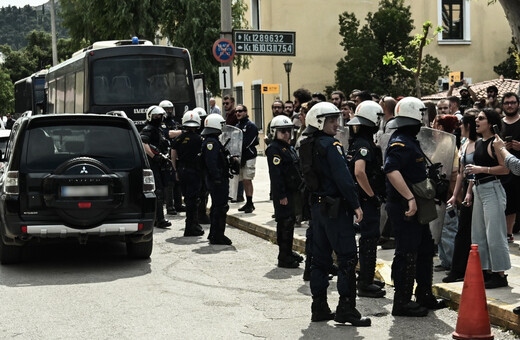 Γυναικοκτονία στους Αγίους Αναργύρους: Στην ανακρίτρια ο δράστης - Επεισόδια κατά τη προσαγωγή του