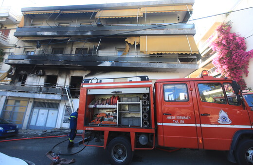 Φωτιά σε διαμέρισmα στη Ριζούπολη– Απεγκλωβίστηκαν έξι ένοικοι της πολυκατοικίας