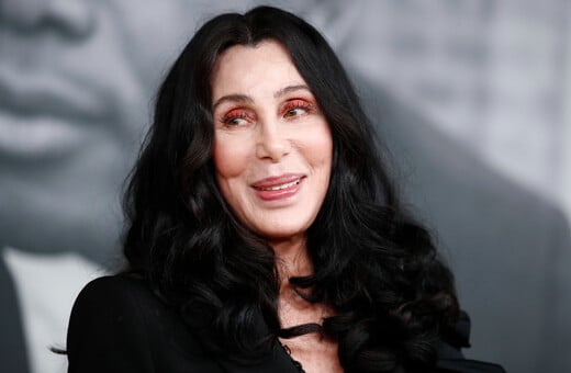 Cher: Βγαίνω με μικρότερους γιατί οι άνδρες στην ηλικία μου είναι «πεθαμένοι»