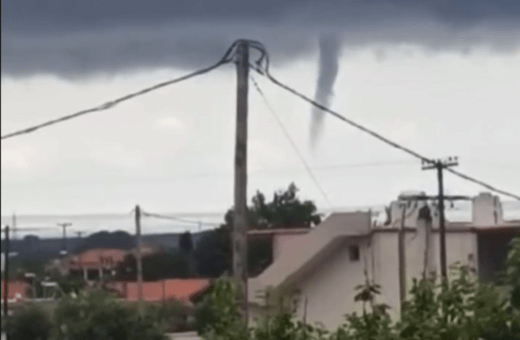 Υδροστρόβιλος στη λίμνη Βιστωνίδα - Η στιγμή που το καιρικό φαινόμενο έκανε την εμφάνιση του