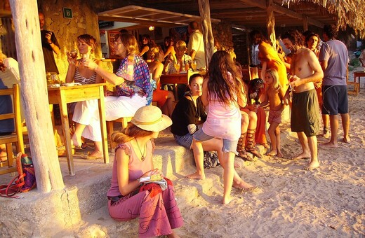 Μαγιόρκα και Ίμπιζα απαγορεύουν την πώληση αλκοόλ τη νύχτα σε «υπερβολικά» τουριστικές περιοχές 