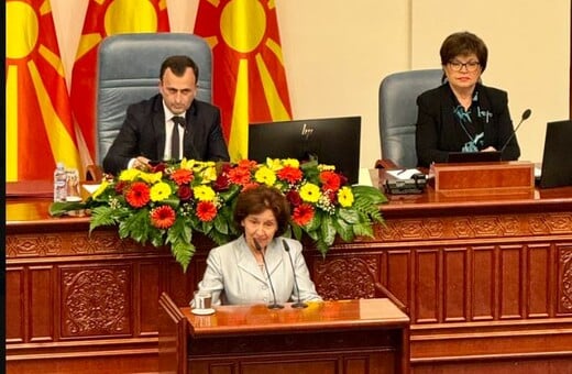 Βόρεια Μακεδονία: Ορκίστηκε πρόεδρος η Σιλιάνοφσκα - «Μακεδονία» είπε απαγγέλοντας τον όρκο