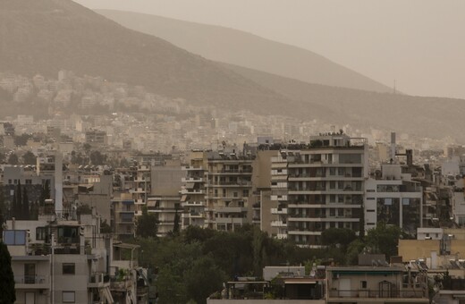 Καιρός: Λασποβροχές, αφρικανική σκόνη και ζέστη σήμερα στη χώρα