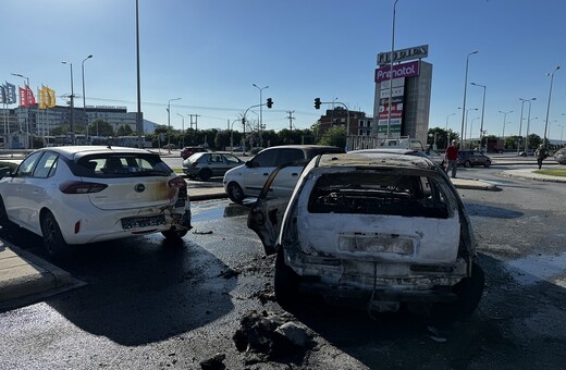 Θεσσαλονίκη: Στις φλόγες ΙΧ έξω από εμπορικό κέντρο- Κίνδύνευσε ο οδηγός
