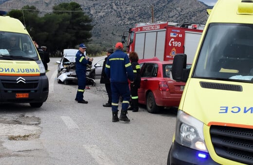 Καραμπόλα τριών οχημάτων στη Θεσσαλονίκη - Η Πυροσβεστική απεγκλώβισε έναν τραυματία