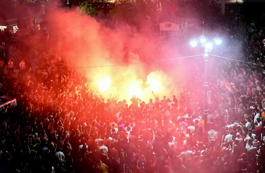 Ολυμπιακός: Όλη η χώρα έριξε κόκκινο στην νύχτα