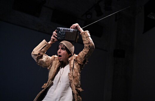 «Στη σκιά του Λούσια»: Μια παράξενη παράσταση, ένα βαθιά πολιτικό έργο στο θέατρο Θησείον
