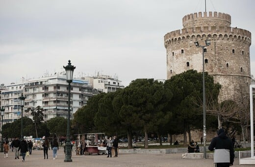 Θεσσαλονίκη: Ο δήμαρχος έπιασε στα «πράσα» πολίτη να αφήνει μπάζα σε κεντρικό δρόμο - Του έβαλε πρόστιμο