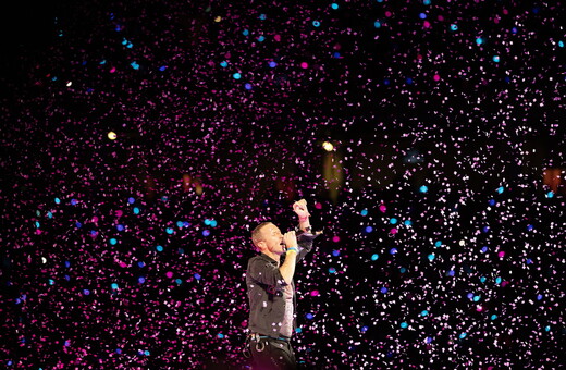 Coldplay: Άνοιξαν οι πύλες της συναυλίας με τους 60.000 θεατές