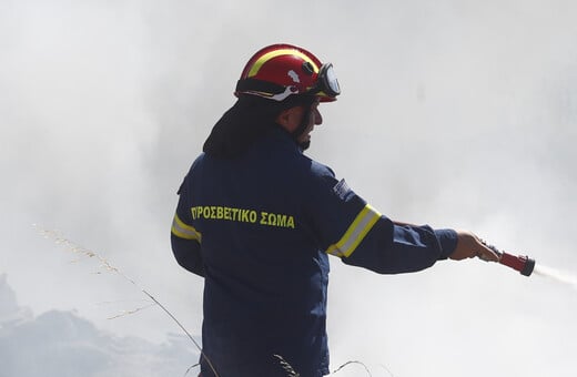 Φωτιά στη Σαλαμίνα: Τέθηκε υπό μερικό έλεγχο - Δύο πυροσβέστες τραυματίστηκαν