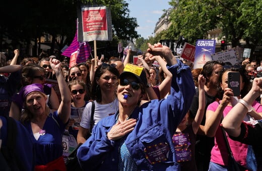 Δεκάδες χιλιάδες γυναίκες στους δρόμους της Γαλλίας κατά της ακροδεξιάς 