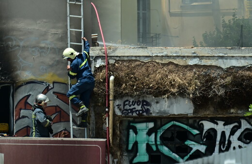 Υπό έλεγχο η φωτιά της οδού Ευελπίδων - Εικόνες από το κτήριο που κάηκε