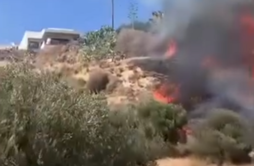 Φωτιά καίει τώρα κατοικημένη περιοχή σε χωριό του Ηρακλείου