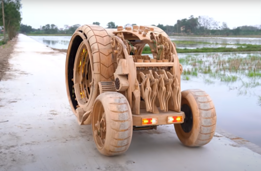 Ένας ξυλουργός δημιούργησε ένα πλήρως λειτουργικό ξύλινο αυτοκίνητο