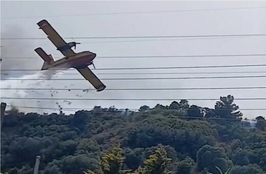 Φωτιά στη Ναυπακτία: Canadair χτύπησε σε πεύκα κατά τη διάρκεια ρίψης