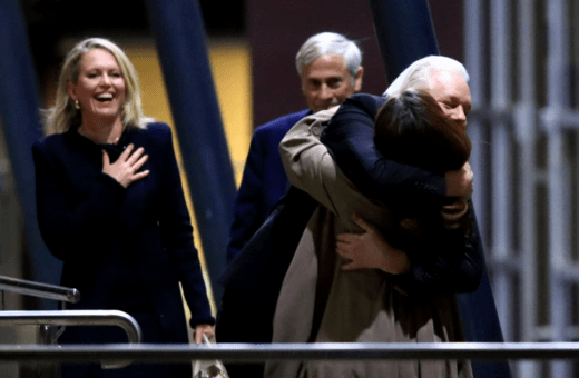 Έφθασε στην Αυστραλία ο Ασάνζ: Η αγκαλιά με τη σύζυγό του