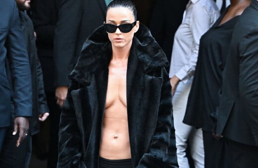 Κέιτι Πέρι: Εμφανίστηκε topless με σκισμένο καλσόν και ανοιχτό σακάκι στην Εβδομάδα Μόδας του Παρισιού